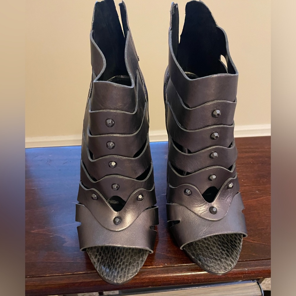 White House Black Market Chandler Caged Heels sz7.5